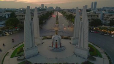 Panorama insansız hava aracı Demokrasi Anıtı Akşam Günbatımı Bangkok Tayland 2022. 4k uhd sinematik çekim.
