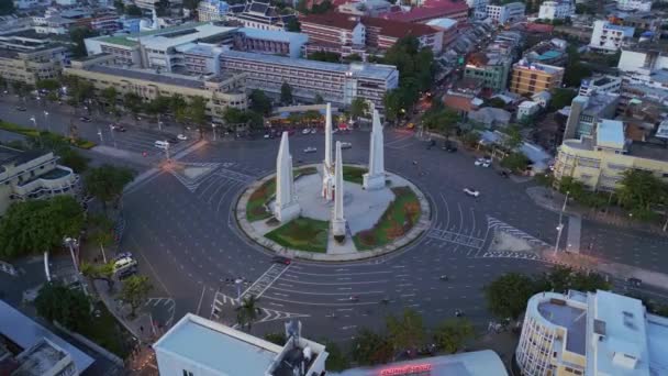 Dron Descendente Monumento Democracia Atardecer Atardecer Tailandia 2022 Imágenes Cinematográficas — Vídeo de stock
