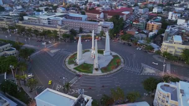 Panoramaübersicht Drohne Demokratie Monument Abend Sonnenuntergang Bangkok Thailand 2022 Uhd — Stockvideo
