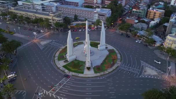 パノラマ軌道ドローン民主主義記念碑夜の日没バンコクタイ2022 Uhdシネマティック映像 — ストック動画