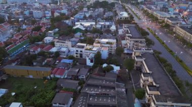 İHA tepede, akşam güneşinin batışı ve 2022. 4k uhd sinematik çekim.