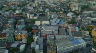 Panorama genel bakış İHA akşamı Günbatımı Bangkok Tayland 2022. 4k uhd sinematik çekim.