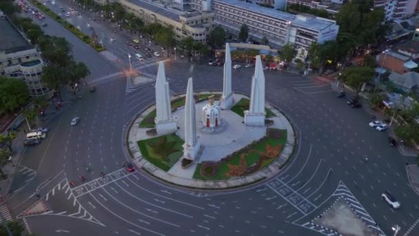 Panoramica Drone Democrazia Monumento Sera Tramonto Thailandia 2022 Uhd Filmati — Video Stock