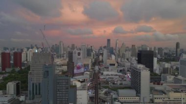 Şehir Bölgesi Siam Bangkok Tayland 'da 2022 günbatımında panorama insansız hava aracı. Yüksek Kaliteli 4k Sinematik Görüntüler.