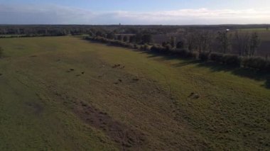 Geniş yörünge insansız hava aracı, Almanya 2022 'de düştü. Yüksek kaliteli 4K sinematik görüntü.