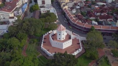 Panorama yörüngesindeki insansız hava aracı Phra Sumen Kalesi, Bangkok Tayland 2022. 4k uhd sinematik çekim.