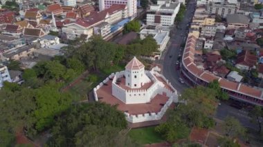 Phra Sumen Kalesi, Bangkok Tayland 2022 'de geriye doğru uçun. 4k uhd sinematik çekim.