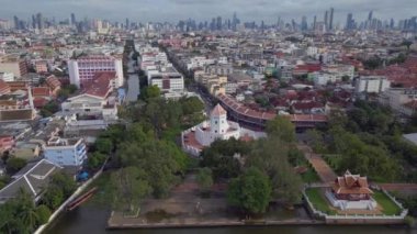 İnsansız hava aracı 2022 'nin üstünde. 4k uhd sinematik çekim.