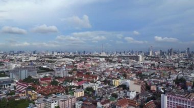 İniş yapan insansız hava aracı Phra Sumen Kalesi, Bangkok Tayland 2022. 4k uhd sinematik çekim.