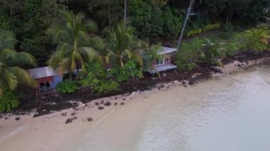 İHA Kood Adası Bang Bao Plaj Tayland ve 2022 'yi ters uçur. 4k uhd sinematik çekim.