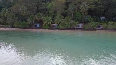 Boom sol drone koh kood adası Bang Bao plajı thailand 2022 'ye kayıyor. 4k uhd sinematik çekim.