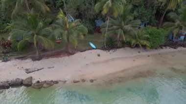 Panorama yörüngesi drone koh kood adası Bang Bao plajı thailand 2022. 4k uhd sinematik çekim.