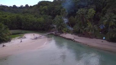 Panorama yörüngesi drone koh kood adası Bang Bao plajı thailand 2022. 4k uhd sinematik çekim.
