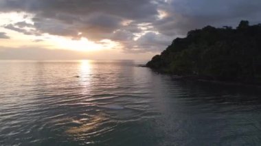 Ada Koh Kood Tayland 'da hava aracı bulutlu gün batımı plajı ve 2022 yüksek kaliteli 4k... sinematik görüntü..