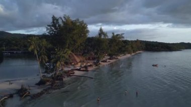 Ada koh kood thailand 2022 'de yükselen İHA bulutlu gün batımı plajı yüksek kaliteli 4k... sinematik görüntü.