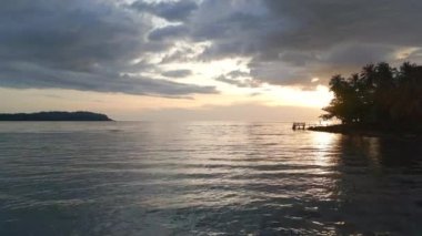 İHA 2022 'de sinek saldırısı. Yüksek kalite 4k. Sinema görüntüsü..