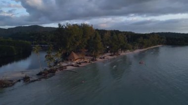 Panorama yörüngesi drone bulutlu gün batımı plajı ada koh kood thailand 2022 yüksek kaliteli 4k uh sinematik görüntü.