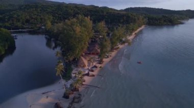 Ada Koh Kood Tayland 'daki Panorama Genel Görünüm İHA bulutlu plajı ve 2022 yüksek kaliteli 4k... sinematik görüntü.