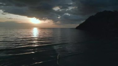 Ada Koh Kood Tayland 'daki sağdaki İHA bulutlu plaja kayıyor ve 2022 yüksek kaliteli 4k... sinematik görüntü..