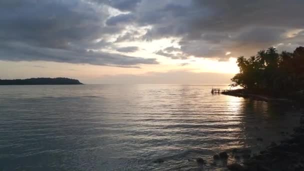 Malejący Dron Zachmurzony Zachód Słońca Plaża Wyspie Koh Kood Tajlandii — Wideo stockowe
