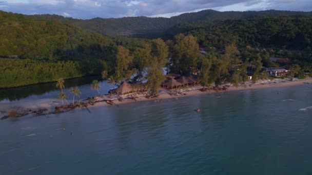 全景概览无人驾驶飞机云雾落日海滩在岛屿Koh Kood Thailand 2022 高品质4K Uhd电影胶片 — 图库视频影像