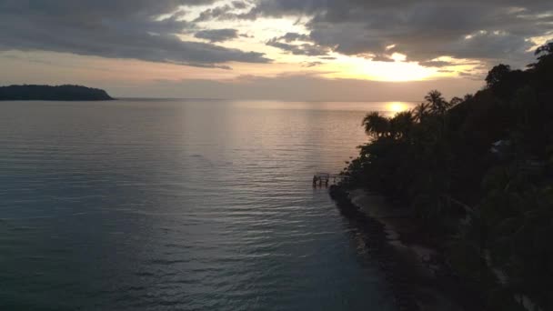 Absteigende Drohne Bewölkten Sonnenuntergang Strand Auf Der Insel Koh Kood — Stockvideo