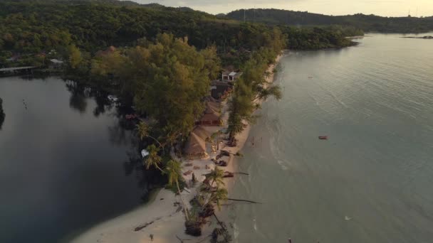 Przelot Nad Dronem Zachmurzony Zachód Słońca Plaża Wyspie Koh Kood — Wideo stockowe