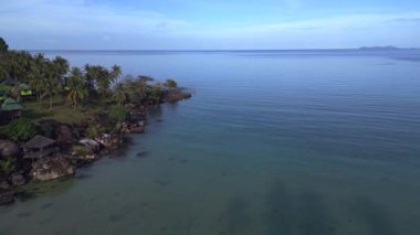 Hız rampası Hiperlapse hızlandırılmış zaman aşımı palmiye ağacı kumsalı koh kood adası Tayland sabah içkisi gündoğumu 2022 yüksek kaliteli 4k... sinematik görüntü.