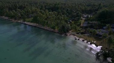 Panorama genel görünümü insansız hava aracı palmiyesi plajı koh kood adası Tayland sabah içkisi güneş doğumu 2022 yüksek kaliteli 4k... sinematik görüntü.