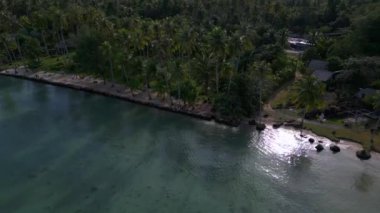 Geniş yörünge manzaralı insansız hava aracı palmiye plajı koh kood adası Tayland sabah içkisi 2022 yüksek kaliteli 4k sinematik görüntü.