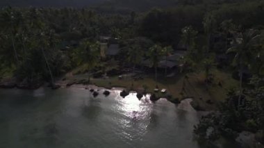 Panorama genel görünümü insansız hava aracı palmiyesi plajı koh kood adası Tayland sabah içkisi güneş doğumu 2022 yüksek kaliteli 4k... sinematik görüntü.