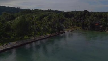 Panorama yörüngesindeki insansız hava aracı palmiye plajı koh kood adası. Tayland sabahı. Gün doğumu 2022..