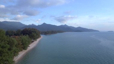 İniş yapan İHA Klong Prao Sahili, Koh Chang Adası Tayland 2022. 4k uhd sinematik çekim.