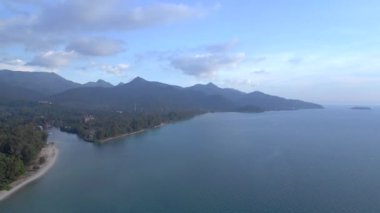 Panorama genel bakış dronu Klong Prao Sahili, Koh Chang Adası Tayland ve 2022. 4k uhd sinematik çekim.
