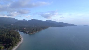 Panorama genel bakış dronu Klong Prao Sahili, Koh Chang Adası Tayland ve 2022. 4k uhd sinematik çekim.