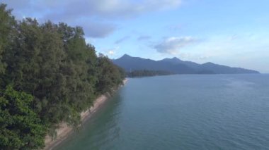 İHA Klong Prao Sahili, Koh Chang Adası, Tayland 2022. 4k uhd sinematik çekim.