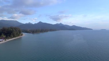 Panorama genel bakış dronu Klong Prao Sahili, Koh Chang Adası Tayland ve 2022. 4k uhd sinematik çekim.