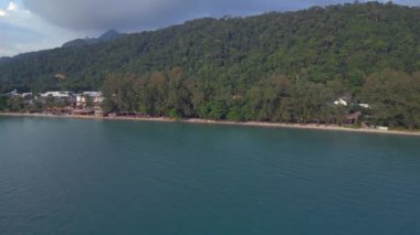 Panorama genel bakış dronu Klong Prao Sahili, Koh Chang Adası Tayland ve 2022. 4k uhd sinematik çekim.