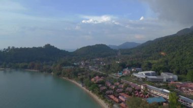 Panorama genel bakış dronu Klong Prao Sahili, Koh Chang Adası Tayland ve 2022. 4k uhd sinematik çekim.