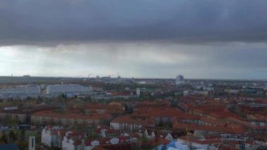 Steglitz Almanya bölgesi. 4k ters uçakla uçun. Sinematik görüntüler..