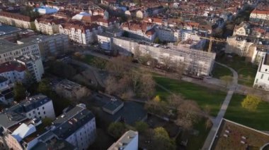 Berlin bölgesi Steglitz Almanya 'nın üzerine gri bulutlar yağıyor. Panorama yörünge drone 4k Sinematik görüntüler.