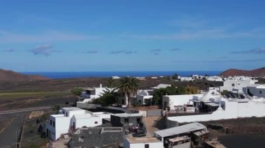 Köy beyazı villalar Lanzarote 2023 İHA 4k yükselen sinematik görüntüler..