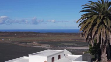 Köy beyazı villalar, Lanzarote 2023. İHA 4k. Sinema görüntülerine çok yakın..