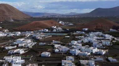 Köy beyazı villalar Lanzarote 2023 Panorama Yörüngesi insansız hava aracı 4k uhd sinematik görüntü.