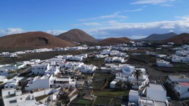 Köy beyazı villalar Lanzarote 2023 İHA 4k üzerinde uçuyor. Sinema görüntüleri..