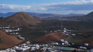 Köy beyazı villalar, Lanzarote 2023 rotasyonundan sağa 4k uhd sinematik görüntüler..