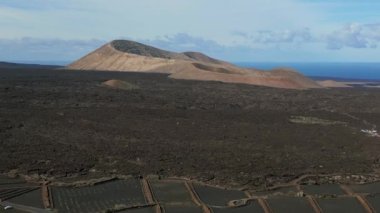 Lanzarote lav alanı ve volkan 2023 hız rampası Hiperlapse motionlapse zaman aşımı 4k uhd sinematik görüntü.