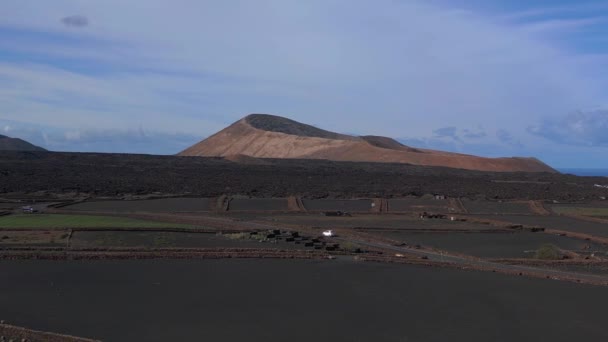 Lanzarote Lavafält Och Vulkan 2023 Bom Glider Till Vänster Drönare — Stockvideo