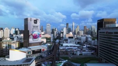 Bangkok şehri, Siyam, Tayland ve 2022. İHA 4k ters uçuşu. Sinematik görüntü..