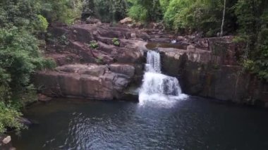 Koh Kood Adası 2022 Panorama 'da bulunan Khlong Şelalesi Khlong Yai Kee Gölü insansız hava aracı 4k... sinematik görüntüler..